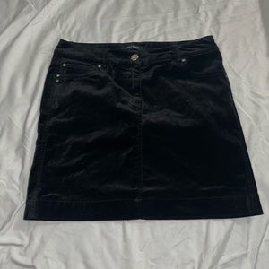 White House Black Market skirt with diamond buttons size 0